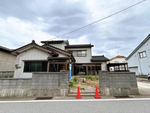 [Open house event] Current sale until August 7 / Move-in available within the year / Front road width about 5m / Yotsuba Elementary