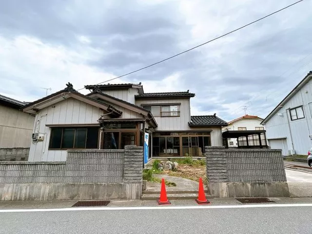 [Open house event] Current sale until August 7 / Move-in available within the year / Front road width about 5m / Yotsuba Elementary