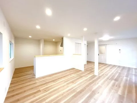 [Open House] [Interior and exterior renovations completed] / New toilet on the second floor / Parking for 4 cars available /