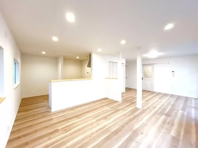 [Open House] [Interior and exterior renovations completed] / New toilet on the second floor / Parking for 4 cars available /