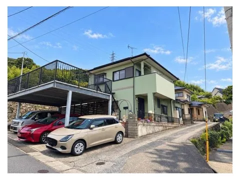 A residence with a total floor area of 41 tsubo! Parking for 3 cars in parallel is possible. Spacious 6LDK layout