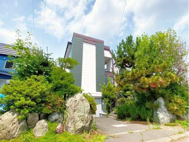 【4SLDK with basement】Rooms over 6 tatami mats with storage♪ An economical home with a pellet stove♪