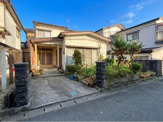 Supermarket and convenience store within about 4 minutes on foot! Convenient location for shopping♪