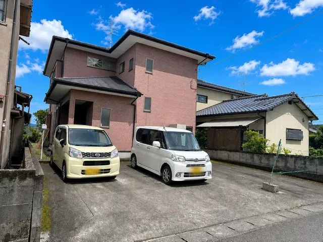 Up to 4 cars can be parked.