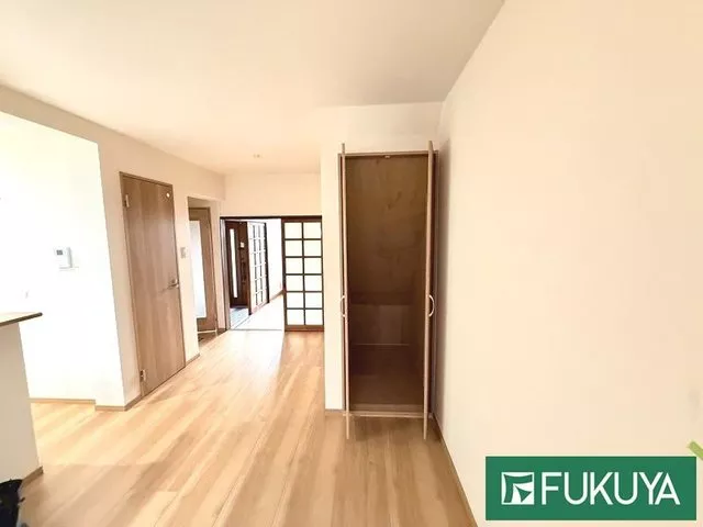 ◆ Four train lines available! ◆ Renovation history in May 2019! ◆ 2LDK + storage