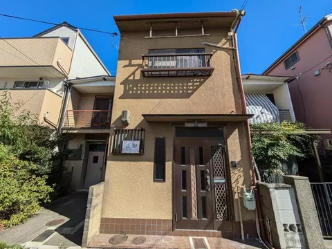 Spacious area [approximately 18.2 tatami mats on the first floor] suitable for a second house or investment property