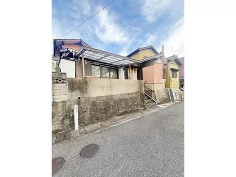 This property is a sale of a building with leasehold rights. It will be handed over as is.