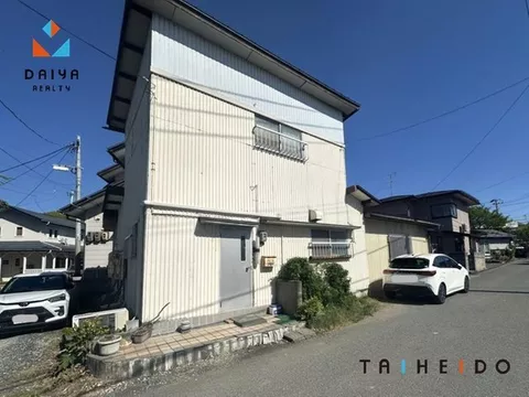 ■2-minute walk to elementary school■A compact house with 3 rooms