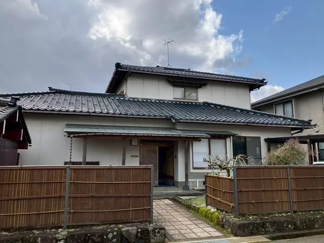 Viewings are always welcome! This property is being sold as-is without renovations, allowing you to customize it to your liking!
