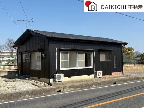 Renovated and ready for immediate occupancy! Parking for 3 cars possible!