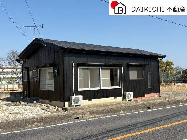 Renovated and ready for immediate occupancy! Parking for 3 cars possible!
