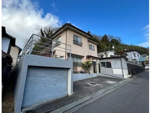 South-facing hillside with excellent sunlight! Spacious layout of 8DK + storage room!
