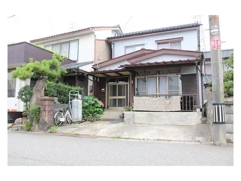 This is an old wooden house in the Wada small area. It is possible to live in it while also forming future assets. - Image 2