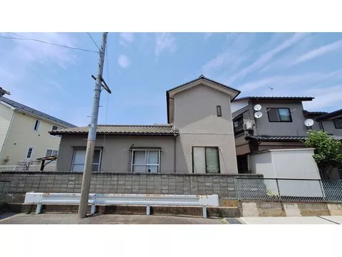 Expanded in 2000, LDK renovated, parking space for 1 car available!