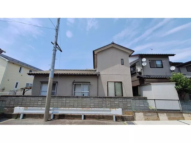 Expanded in 2000, LDK renovated, parking space for 1 car available!