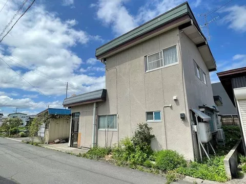 Convenient used house for shopping is now available, located in the center of Kuroishi City, within walking distance to supermarkets
