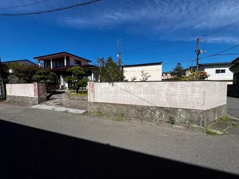 Spacious corner lot of 147 tsubo. The large garden is spacious enough for family and friends to gather and enjoy BBQs.
