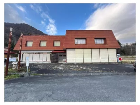 Land area of 354 tsubo, surrounded by nature in a peaceful location, a single-story 6LDK with a building area of 68 tsubo.