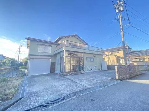 Within walking distance to elementary schools and Aoki Pharmacy! A spacious and affordable property. Water areas