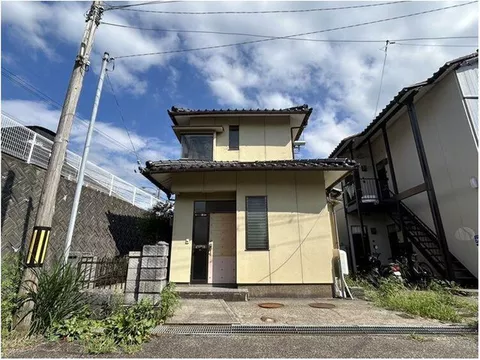 3 minutes on foot to Kanazawa Gakuin University Junior and Senior High School. Recommended as a revenue and investment property.