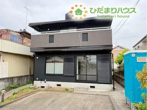 7 minutes on foot to the elementary school! Space for 2 cars! Japanese-style room included.