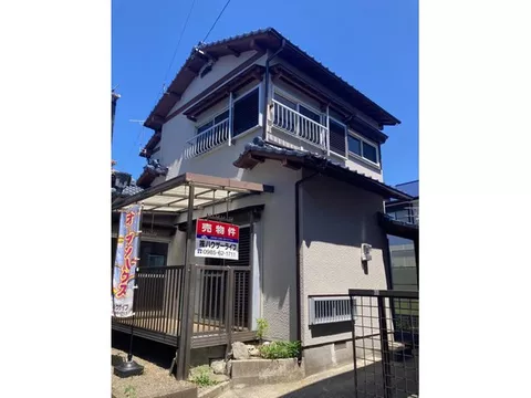 The interior and exterior have been renovated! It is a 3SLDK! Move-in ready! There is parking for one car.