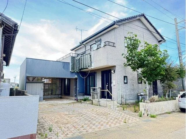 ◇ 4LDK close to the sea!! ◇ Easy parking for 3 cars with garage◎ ◇ Partial renovation completed♪