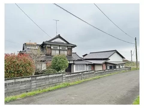 Located along a main road with good access!