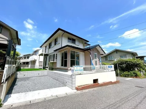 【Open house held】【Interior and exterior renovated / Artificial turf installed / Immediate move-in possible】 Parking for 2 regular cars