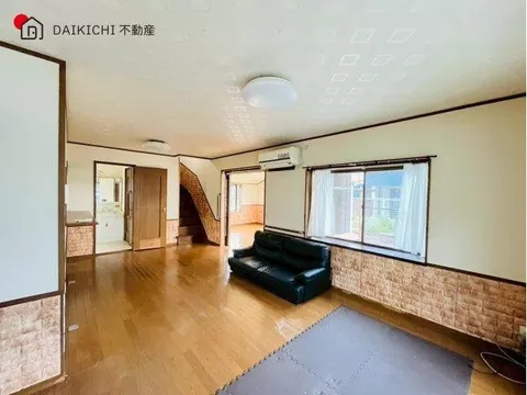 Spacious 18-tatami LDK! You can fit a large sofa and TV too♪ - Image 3