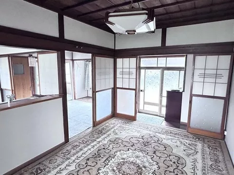 A single-story house that is a 1-minute walk from Dewako Elementary School and a 5-minute walk from the supermarket, making it convenient for daily commuting and shopping. - Image 2