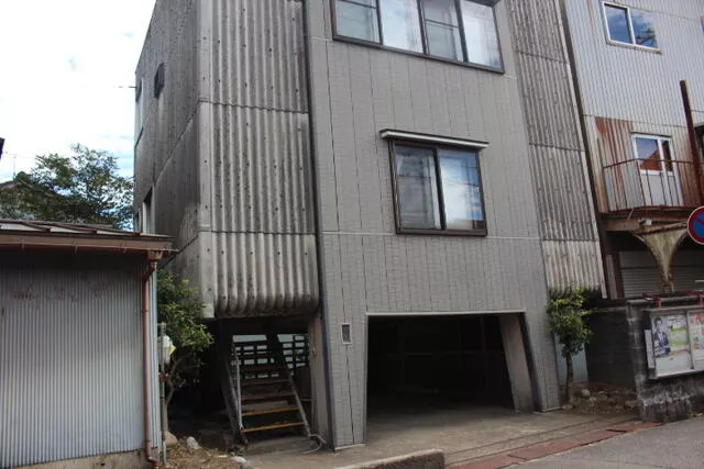 Takaoka City, Yokotacho 3-chome (Kataharacho Station) 3-story building 5DK