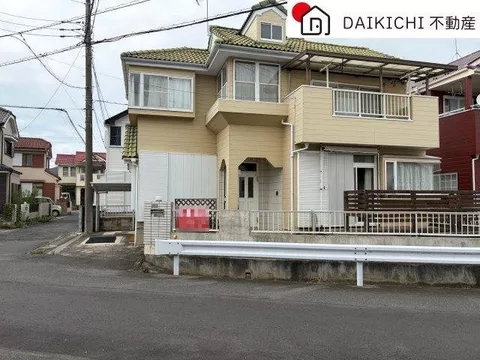Since it is a corner lot, it has good sunlight and ventilation! There is a car space♪