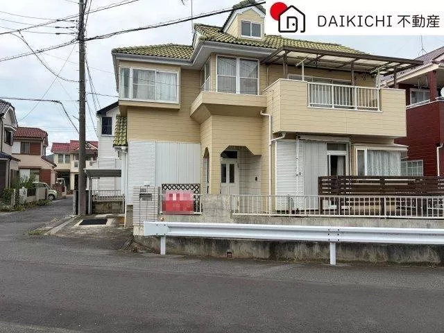 Since it is a corner lot, it has good sunlight and ventilation! There is a car space♪