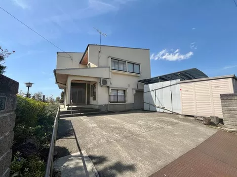 Parking for 2 cars, over 100 tsubo of land, corner lot, garden, underfloor storage, all rooms over 6 tatami mats, storage room