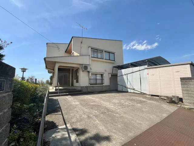 Parking for 2 cars, over 100 tsubo of land, corner lot, garden, underfloor storage, all rooms over 6 tatami mats, storage room