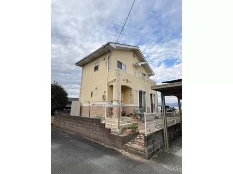 ☆ A beautiful home with good condition flooring and interior ☆ Enjoy a home garden in the yard ☆