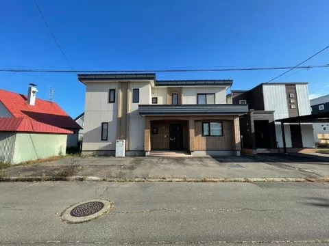 This is a two-family used house with 2LDK + 2LDK.