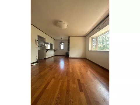 Renovated in 2010, with a unit bath replacement, system kitchen replacement, and layout change.
