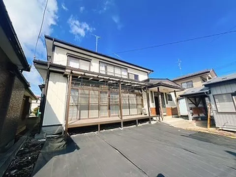 Used single-family home 8 rooms (including kitchen). Both sale and rental are possible.