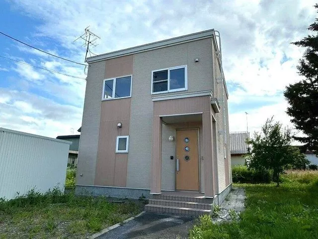 A quiet living environment in Iwamizawa, Kamihoromukai. A 4LDK used house ideal for families with children.