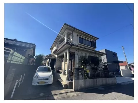 ◆ All rooms over 6 tatami mats ◆ Ample storage ◆ Japanese-style room ◆ L-shaped kitchen ◆ Good sunlight ◆ About 4 minutes on foot to the bus stop ◆