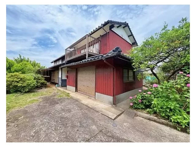 Great for utilizing or renovating! A property full of potential♪