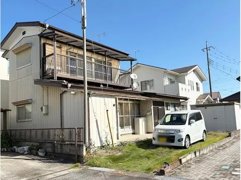 ◇ About 4 minutes by car to National Route 24 ◇ South-facing, good sunlight ◇ Quiet residential area