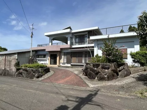 All-electric two-story 8DK home on a site of approximately 218.9 tsubo, with parking for 8 cars