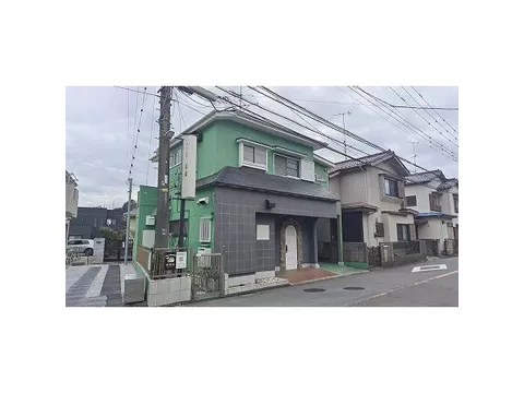 The first floor is suitable for small businesses like restaurants, and the second floor can be used as a residence.