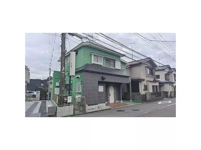 The first floor is suitable for small businesses like restaurants, and the second floor can be used as a residence.