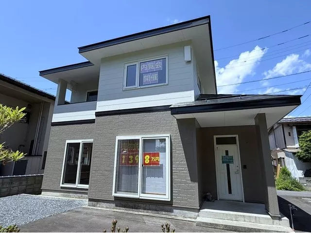 ● A house located south of the Tobu Elementary School ground ● Convenience store and drugstore nearby