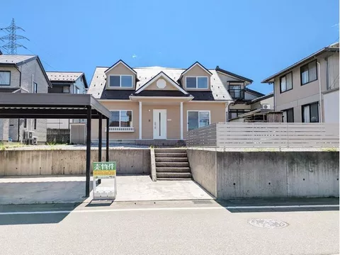 Western-style residence in a quiet living environment in Yao Town, with carport, within walking distance to convenience store