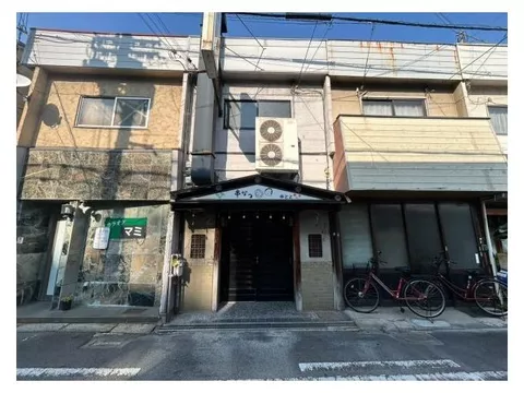 About a 2-minute walk from Keihan "Furukawabashi" Station! A property with an existing store on the first floor! Located on a street lined with shops